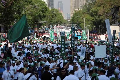 Trabajadores, sindicalistas y familiares de los estudiantes desaparecidos de la Escuela Normal de Ayotzinapa participan en una marcha para conmemorar el Dia Internacional de los Trabajadores, en Ciudad de México.