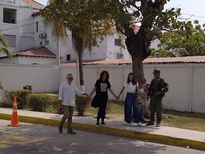 Judith Pinedo (en el medio) junto a su hija y su esposo, tras recuperar su libertad.