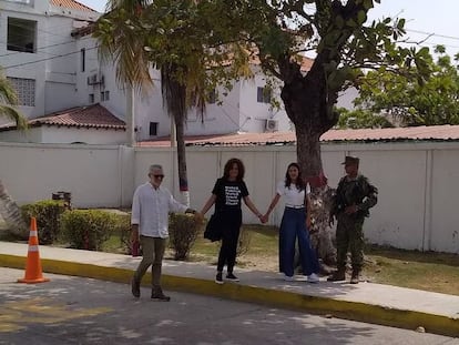 Judith Pinedo (en el medio) junto a su hija y su esposo, tras recuperar su libertad.