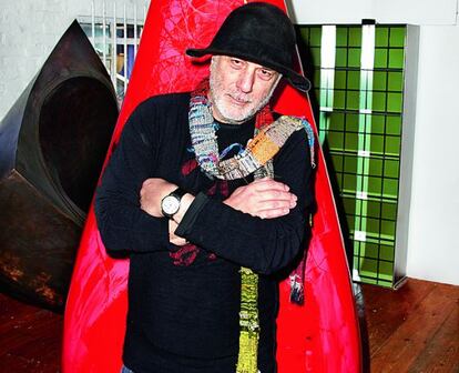 Ron Arad posa para ICON en su estudio londinense.