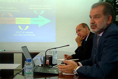 El rector de la UEx, Juan Francisco Duque Carrillo y el vicerrector de Investigación, Desarrollo e Innovación, Juan Manuel Sánchez-Guzmán