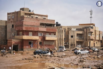 Vehículos y edificios destruidos en una calle de Bengasi, el lunes.