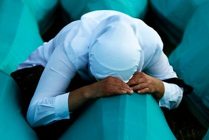 Una mujer musulmana llora rodeada de ataúdes con los restos de sus familiares en el cementerio de Potocari, un día antes de la ceremonia fúnebre con la que se conmemoraba la masacre de Srebrenica en 1995. La foto fue tomada el 10 de julio de 2008.