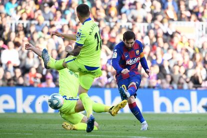 Messi intenta marcar al Getafe. 