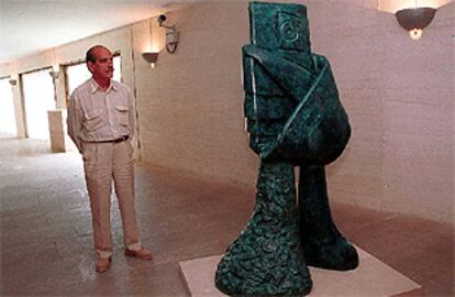 Escultura que Joan Miró tituló <b></b><i>Personnage servilleta, </i>que pertenece a la colección familiar. PLANO GENERAL - OBJETO