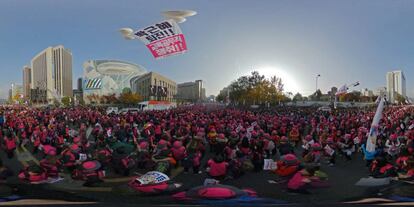 "Park Geun-hye dimisión" fue la frase más coreada por los manifestantes (220.000 según la Policía y un millón según los organizadores).