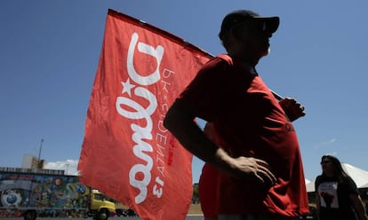 Homem com bandeira de Dilma Rousseff em Brasília.