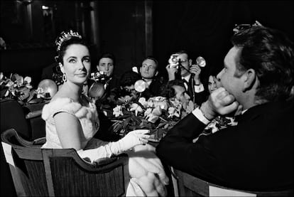 Liz Taylor y Richard Burton rodeados de fotógrafos en París en 1963.