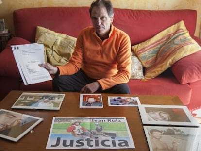 Carlos Ruiz, el padre de Iván, con la sentencia del Tribunal Supremo.