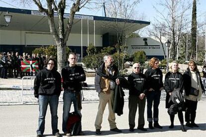 Miembros de Dignidad y Justicia, delante de los presuntos miembros del entorno de ETA juzgados por la Audiencia Nacional.