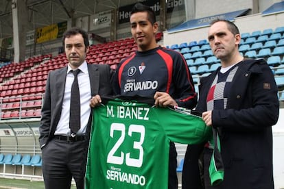 El presidente del Eibar (Aranzabal) el portero Ibáñez y el director deportivo (Garagarza), de izquierda a derecha. 