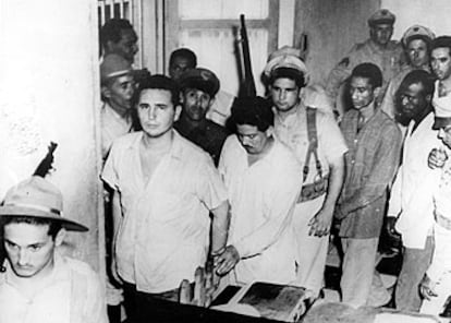 Un jovencísimo Fidel Castro, el primero de la fila de los presos que se rebelaron en el Moncada contra el Gobierno de Batista en 1953.