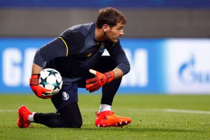 Iker Casillas, durante una entrada en calor con el Oporto.