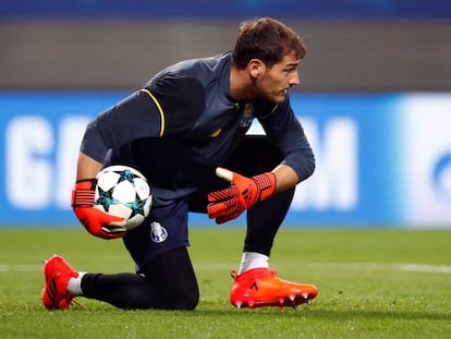 Iker Casillas, durante una entrada en calor con el Oporto.