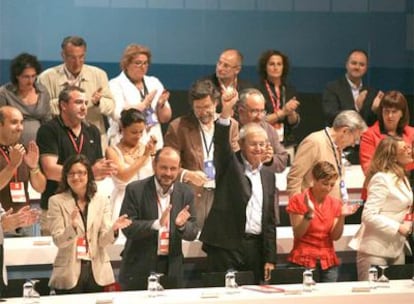 En primera fila de la nueva Executiva Nacional del PSdeG, de izquierda a derecha, Antón Louro, María José Caride, Ricardo Varela, Emilio Pérez Touriño, Mar Barcón, Beatriz Sestayo y Manuel &#39;Pachi&#39; Vázquez.