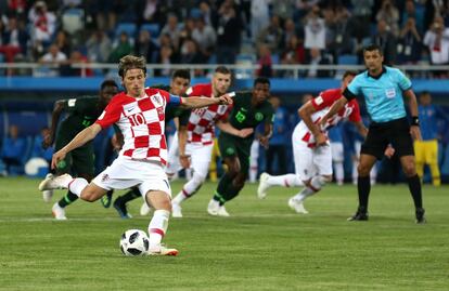 Luka Modric, lanza el penalti para marcar el segundo gol de Croacia.