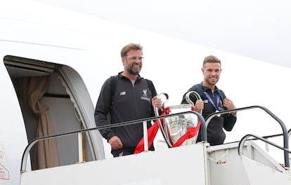 Los 'reds' llegaron durante la mañana de este domingo a Liverpool tras vencer el sábado en el estadio Wanda Metropolitano de Madrid al Tottenham. En la imagen, el entrador Juergen Klopp (a la izquierda) junto al capitán Jordan Henderson.