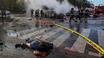 Un cadáver yace en las calles de Kiev, la capital ucrania, tras un ataque ruso con misiles este lunes.
