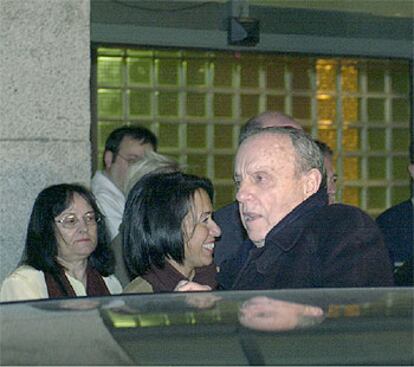 Manuel Fraga, a su salida del hospital Clínico de Madrid, tras someterse a pruebas médicas.