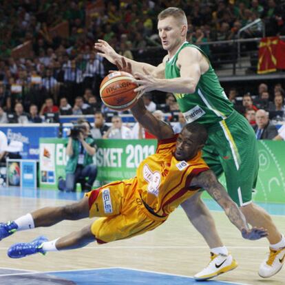 McCalebb pelea el balón con el lituano Kaukenas en los cuartos de final.