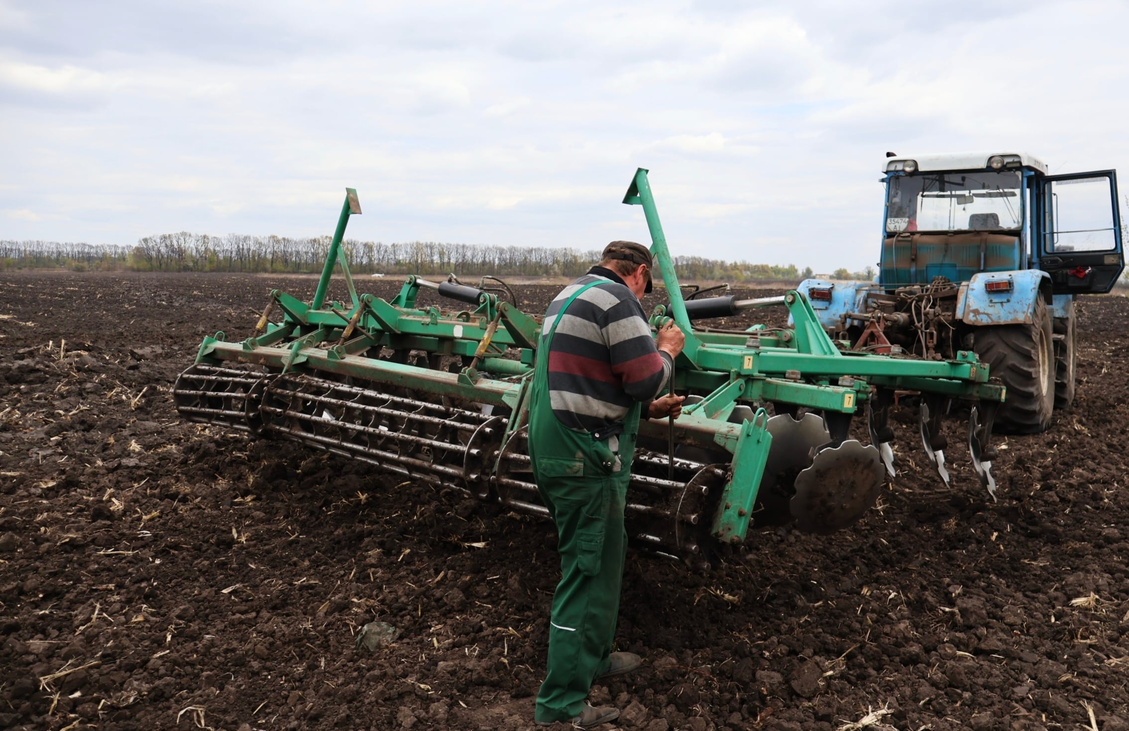 Un agricultor ucranio en un campo de girasol, el 1 de mayo, en la provincia de Kiev.
