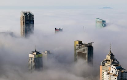 Una densa niebla rodea unos edificios en la ciudad china de Qingdao.