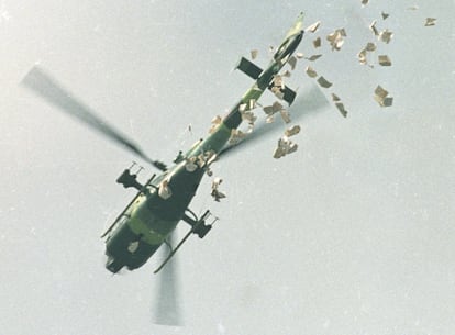 El 22 de mayo de 1989 un helicóptero militar arroja folletos sobre la Plaza de Tiananmen, que avisan a los estudiantes de que deben desalojar la plaza lo antes posible.