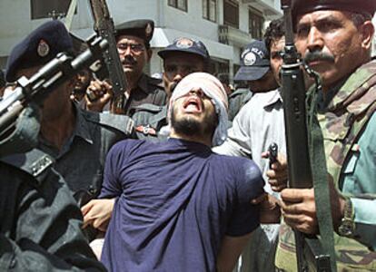 Varios agentes escoltan a uno de los detenidos el pasado miércoles en Karachi, que la policía local asegura que es Ramzi Binalshibh.