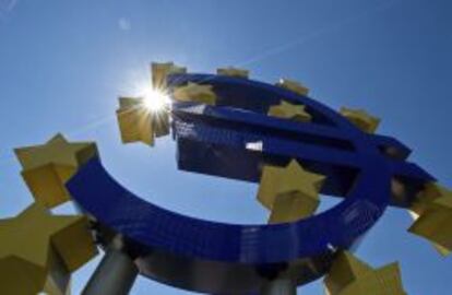 Vista de un símbolo del euro a las puertas del Banco Central Europeo (BCE), en Fráncfort (Alemania).