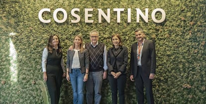 Directivos de Cosentino, con Francisco Martínez-Cosentino, presidente de la compañía, en el centro de la imagen.