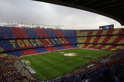 Vista del Camp Nou con el tifo homenaje a Tito Vilanova