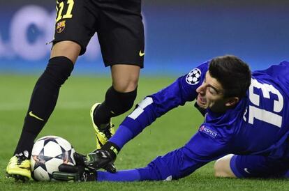 Courtois detiene la pelota ante Neymar.