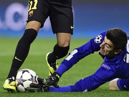 Courtois detiene la pelota ante Neymar.
