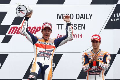 Marc Márquez celebra la victoria sobre el poodio junto a su compañero de equipo Dani Pedrosa, tercero en la carrera. El segundo puesto fue para el italiano Andrea Dovizioso.