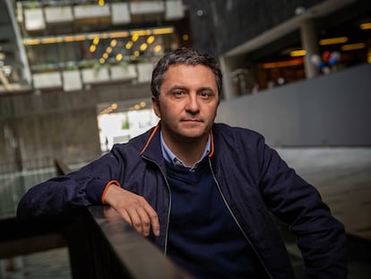 El escritor Alfredo Sepúlveda, en las dependencias de la biblioteca de la Universidad Diego Portales, en Santiago (Chile).