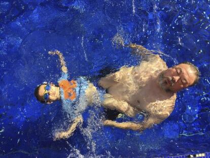 El artista Ai Weiwei, con su hijo en una piscina de Múnich, en una foto de su cuenta de Instagram.