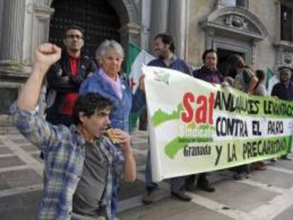 Seis de los diez militantes del Sindicato Andaluz de Trabajadores (SAT) citados en calidad de imputados ante el Tribunal Superior de Justicia de Andalucía (TSJA) que se han acogido hoy a su derecho a no declarar en la causa que investiga la ocupación de la finca militar "Las Turquillas" de Osuna (Sevilla).