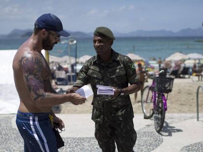 Soldado distribui material informativo sobre o zika em Copacabana.