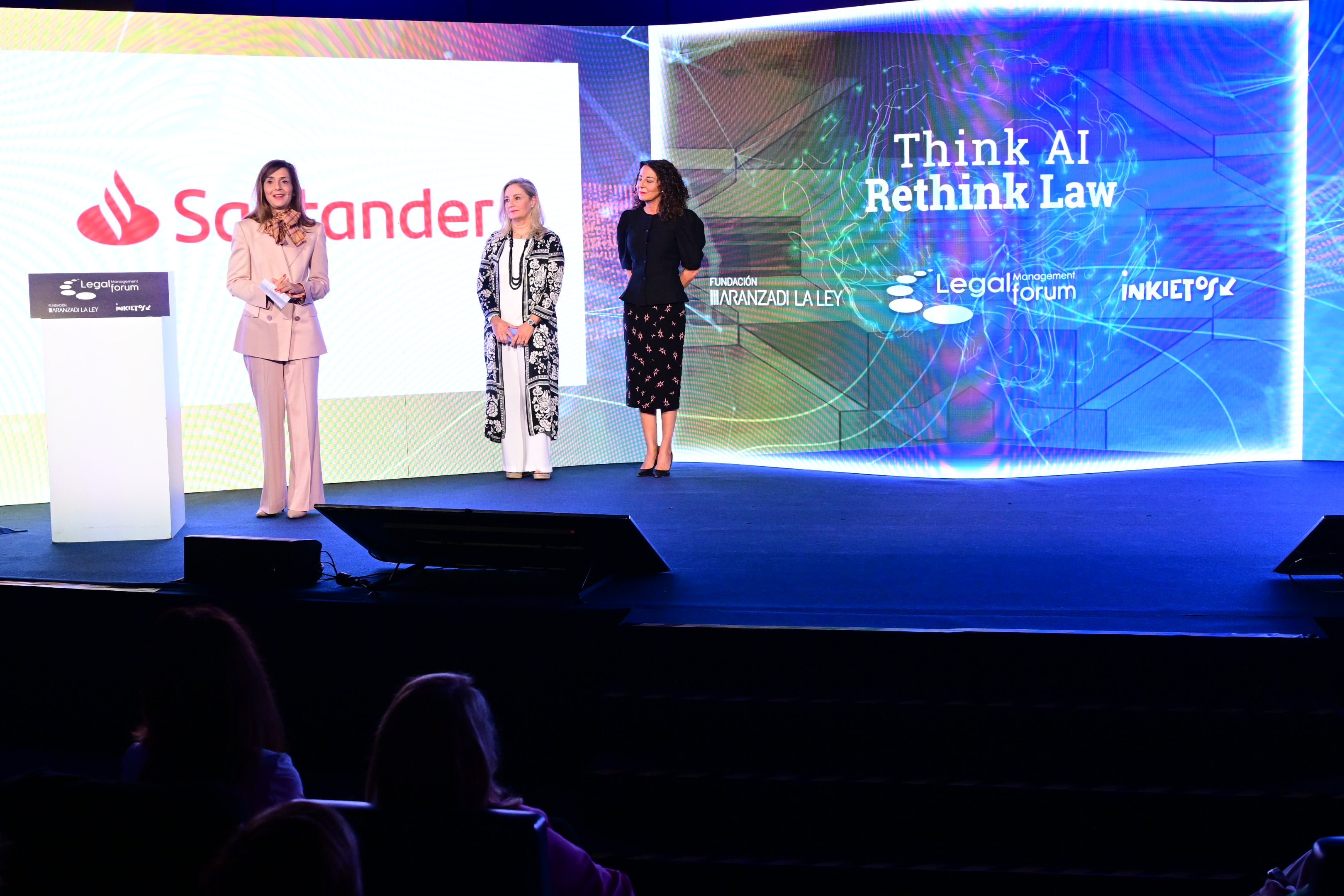 Alicia Muñoz Lombardía (Banco Santander), Cristina Sancho (Aranzadi LA LEY) y Mercedes Carmona (Inkietos), en la apertura de la 12ª edición del Legal Management Forum.