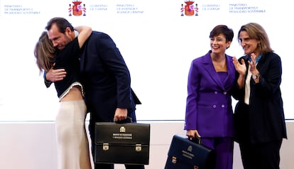 El nuevo ministro de Transportes, Óscar Puente, tras recibir la cartera de mano de la ministra saliente, Raquel Sánchez (a la izquierda), en presencia de los ministras Isabel Rodríguez (segunda por la izquierda) y Teresa Ribera.