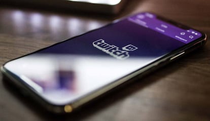 Logo Twitch en un smartphone