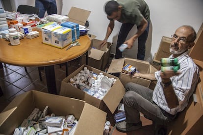 Voluntarios de la organización Acción Solidaria muestran el último envío de medicinas llegado desde España. 