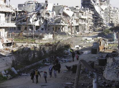 Civilians walk towards a meeting point to be evacuated from a besieged area of Homs February 9, 2014. Six hundred people left the besieged ruins of rebel-held central Homs on Sunday, escaping more than a year of hunger and deprivation caused by one of the most protracted blockades of Syria's devastating conflict. The evacuees, mainly women, children and old men, were brought out by the United Nations and Syrian Red Crescent on the third day of an operation during which the aid convoys came under fire and were briefly trapped themselves in the city. Picture taken February 9, 2014.
REUTERS/Thaer Al Khalidiya (SYRIA - Tags: POLITICS CIVIL UNREST CONFLICT TPX IMAGES OF THE DAY)