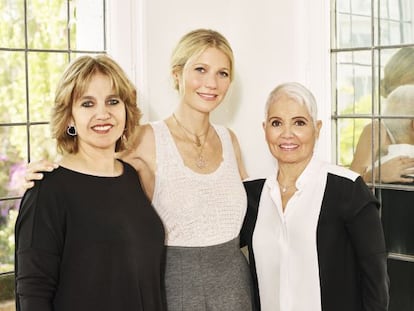 De izquierda a derecha: Rosa Tous, directora de relaciones institucionales de la firma, Gwyneth Paltrow y Rosa Oriol de Tous, vicepresidenta de la firma.