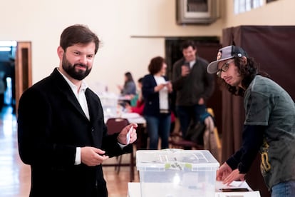 El presidente de Chile, Gabriel Boric, después de votar en Punta Arenas.