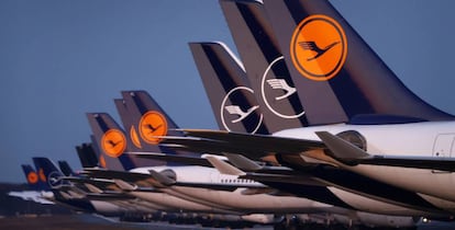 Aviones de Lufthansa aparcados en el aeropuerto internacional de Fráncfort.