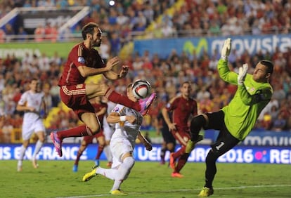 Juanfran ejecuta el pase que acabaría en el gol de Alcácer.