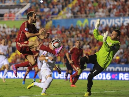 Juanfran ejecuta el pase que acabar&iacute;a en el gol de Alc&aacute;cer. 