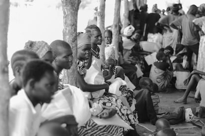 Sursudaneses reci&eacute;n llegados a los campos de refugiados en Uganda esperan en el centro de registros de Nyumanzi para que se les adjudique una tierra.