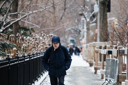 Un hombre pasea por Washington Square, en Nueva York, abrigado para hacer frente a las bajas temperaturas. El pronóstico es que las temperaturas alcancen a medianoche los 12 grados bajo cero en Manhattan, pero el fuerte viento hará que la sensación real sea mucho peor.